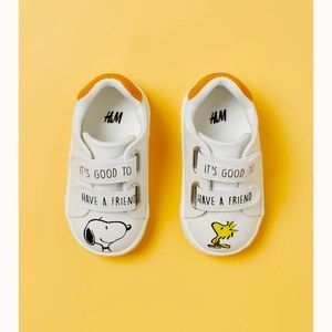 H&M NWOT Toddler Snoopy Sneakers size 5 white